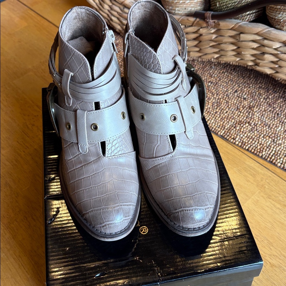 NIB Pierre Dumas Booties